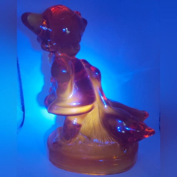 L.E. Smith Amberina girl with two geese glass figurine - Picture 9 of 10